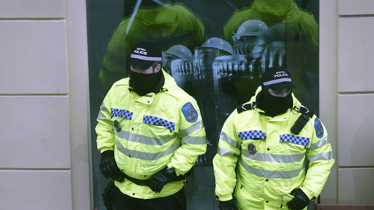 Vláda chce kvůli covidu dát větší pravomoci policii